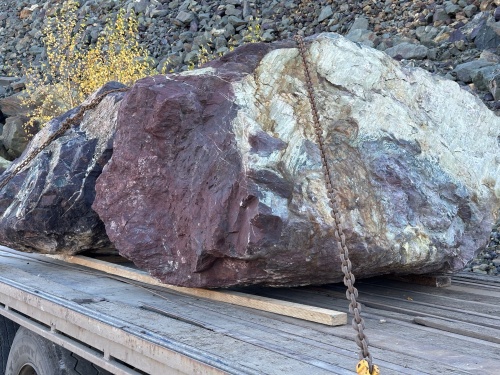 Огромные красно-фиолетовые валуны для ландшафтного дизайна весом более 5 тонн купить в Тамбовской области