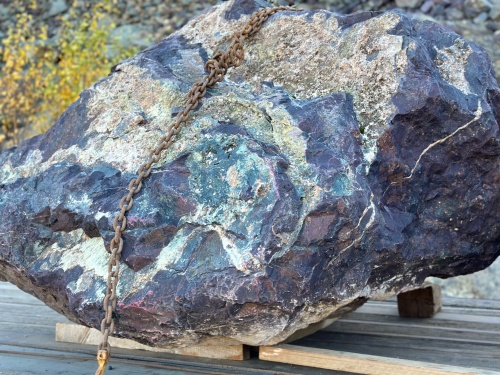 Огромные красно-фиолетовые валуны для ландшафтного дизайна весом более 5 тонн купить в Тамбовской области