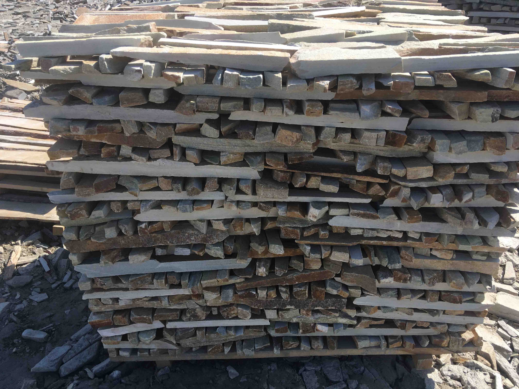 Горбушка златолит золотистый для облицовки купить в Тамбовской области