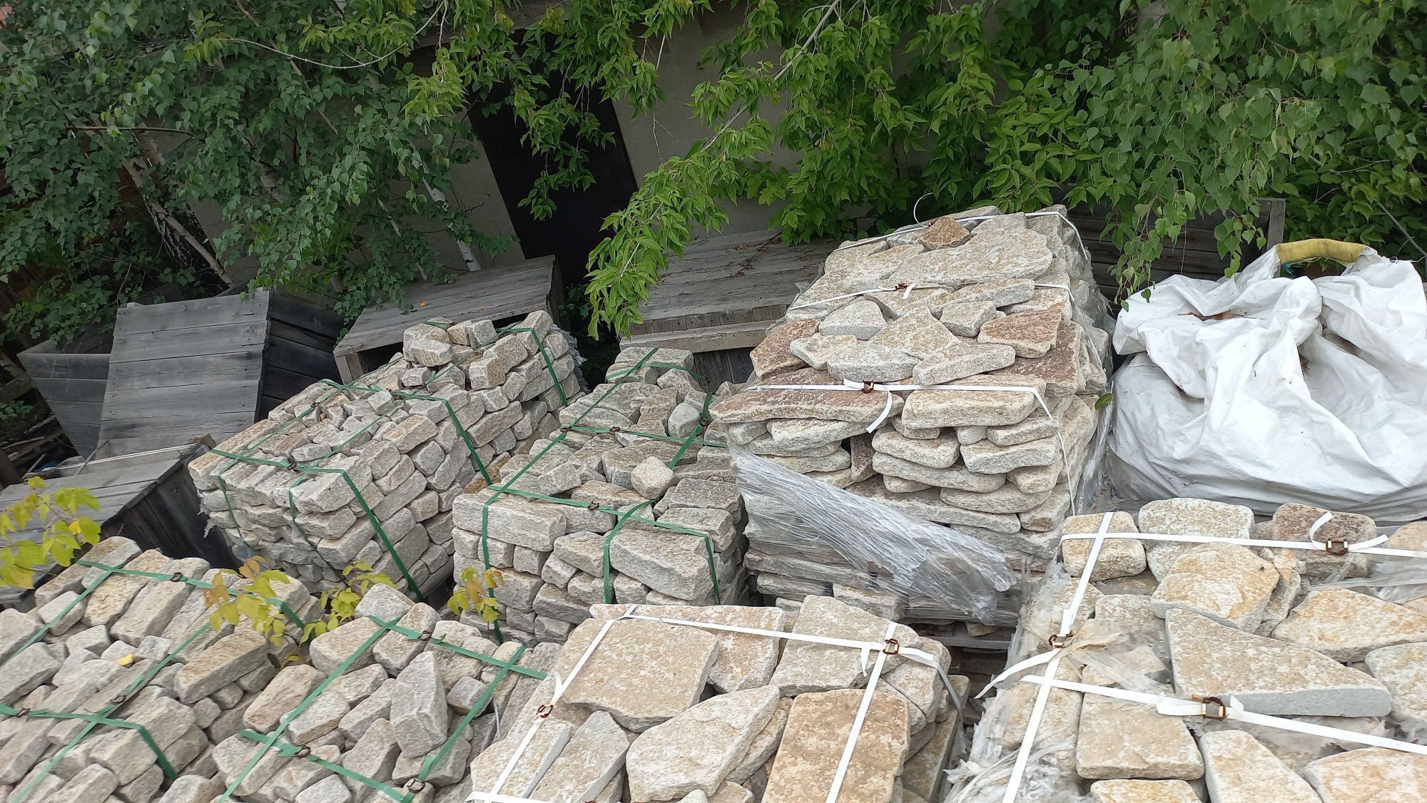 Плитняк гранитный галтованный купить в Тамбовской области