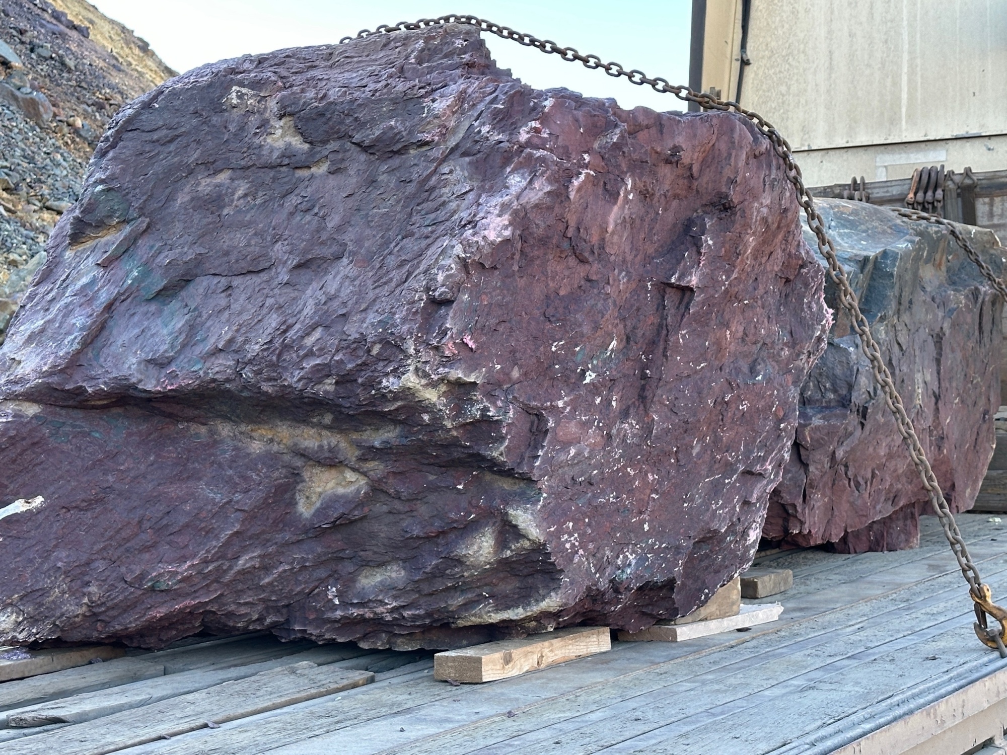 Огромные красно-фиолетовые валуны для ландшафтного дизайна весом более 5 тонн купить в Тамбовской области