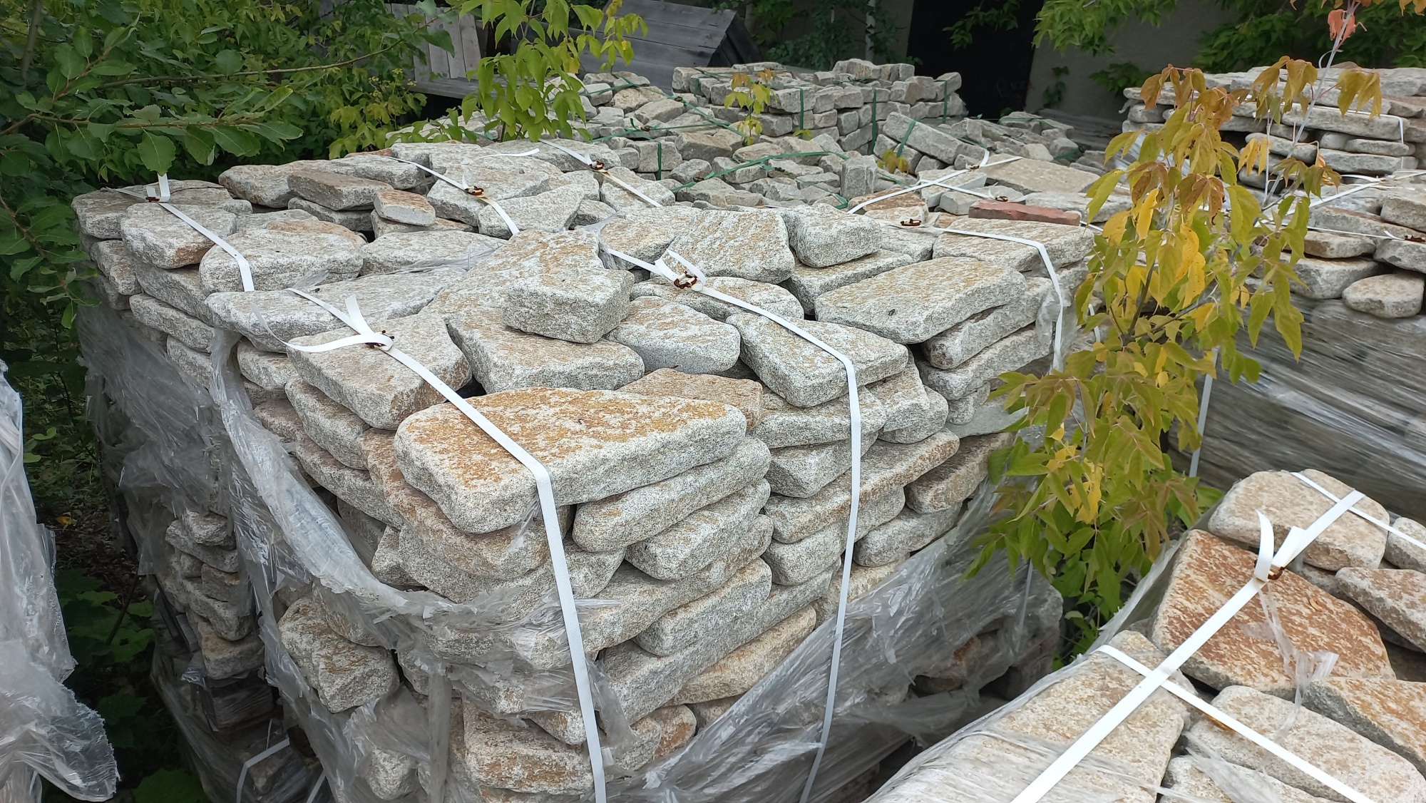 Плитняк галтованный гранитный для ландшафтного дизайна купить в Тамбовской области