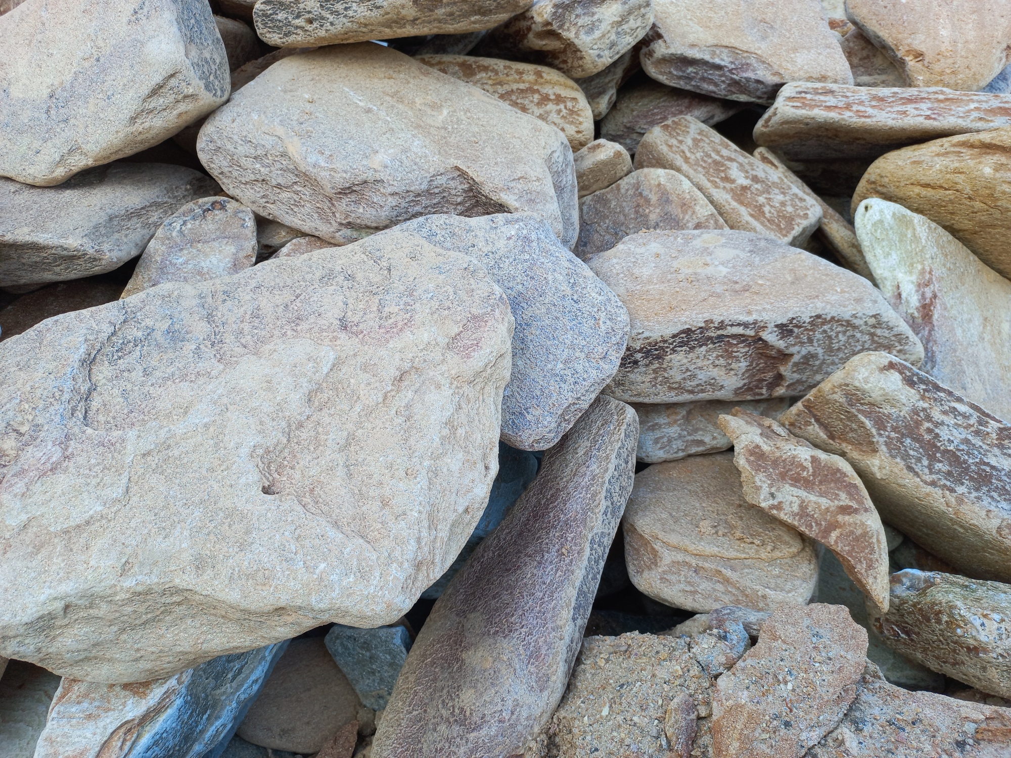 Златолит жёлтый, жёлто-зелёный глыбки и валуны для ланшафтного дизайна купить в Тамбовской области