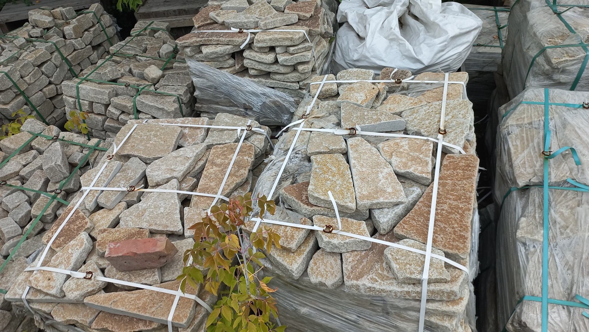 Плитняк гранитный галтованный купить в Тамбовской области