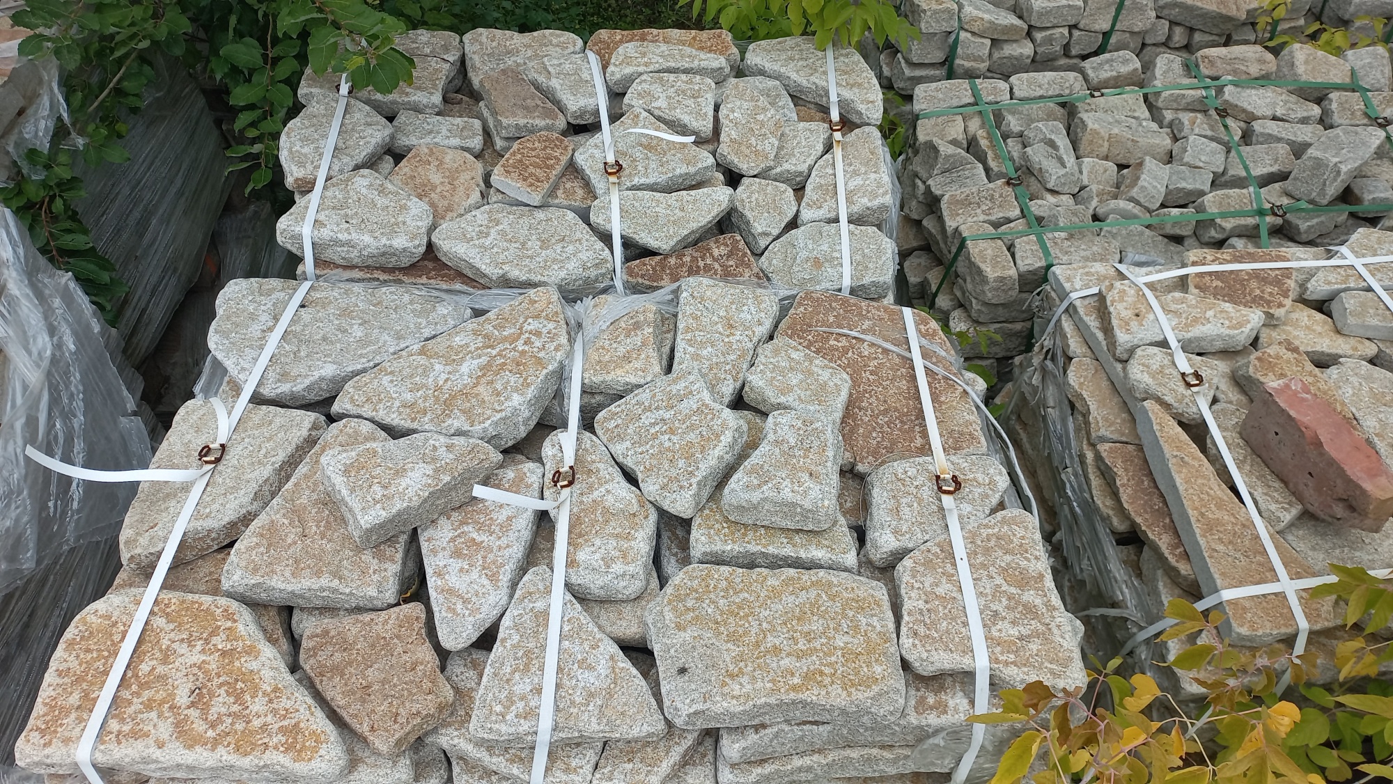 Гранитный плитняк галтованный для мощения купить в Тамбовской области